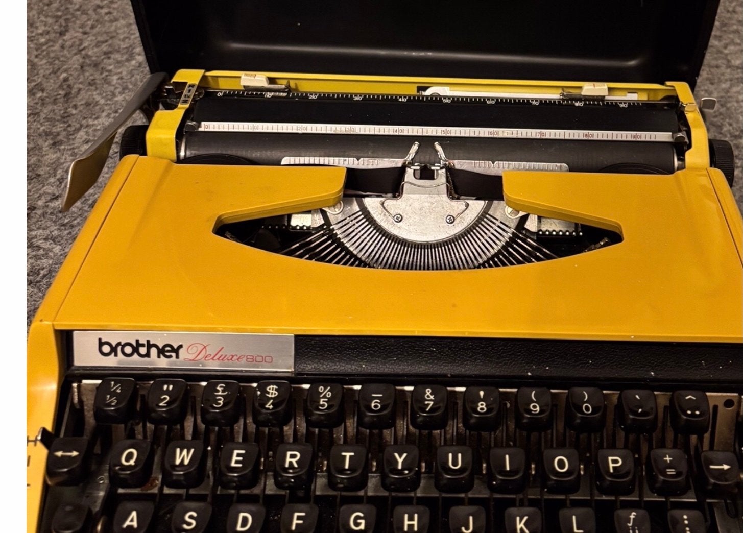 Typemachine Brother De Luxe 800, geel, Diversen, Ophalen