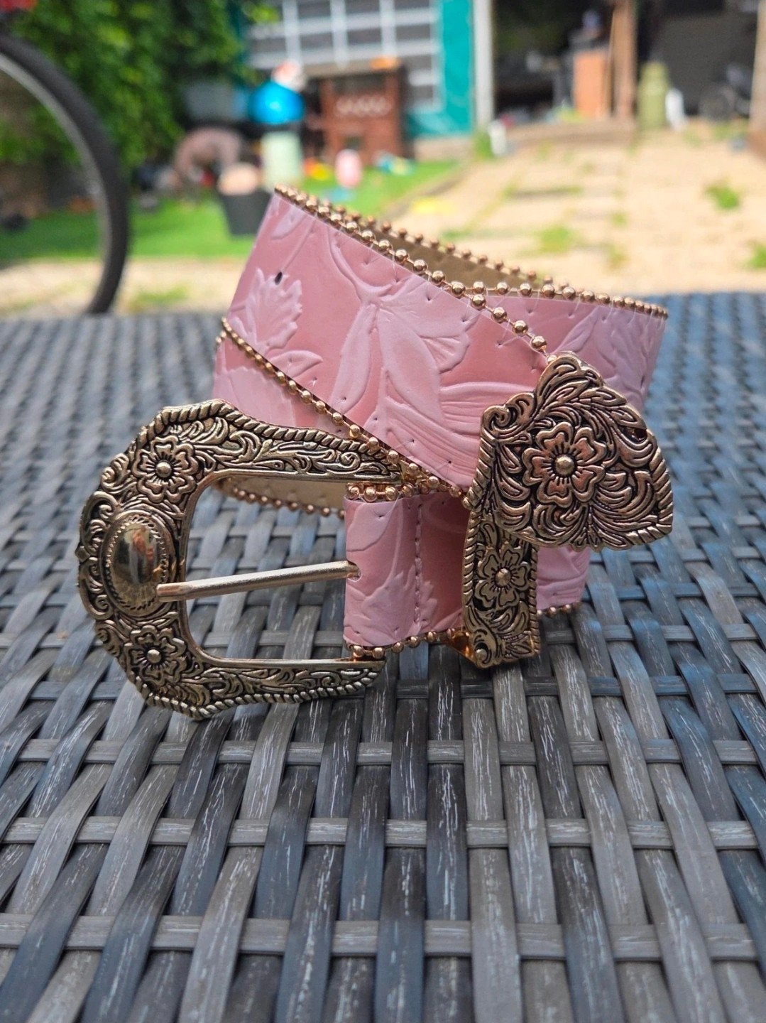 Nieuwe roze riem met bloemenreliëf en gouden gesp, 105cm, Ophalen of Verzenden, Nieuw, Overige kleuren, 100 cm of meer