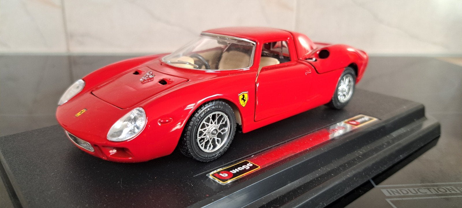 Burago Ferrari 250 LM 1:24 - 2 stuks beschikbaar, Hobby en Vrije tijd, Ophalen of Verzenden, Nieuw, Auto, Bburago