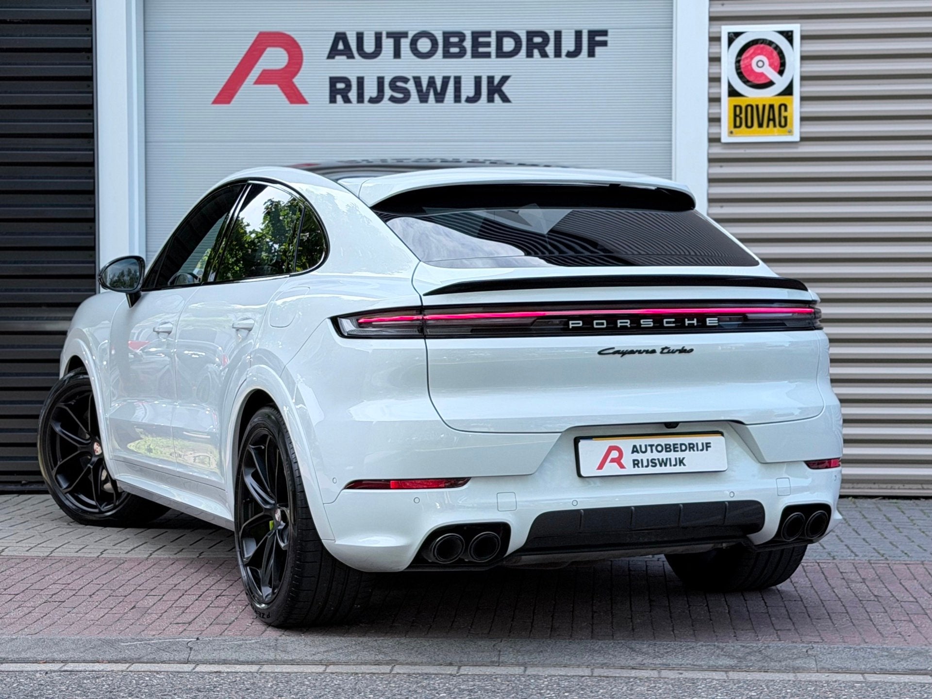 Porsche Cayenne Coupé 4.0 Turbo E-Hybrid GT Carbon/P-Displa, Auto's, Gebruikt, 4 stoelen, 3000 kg, Wit