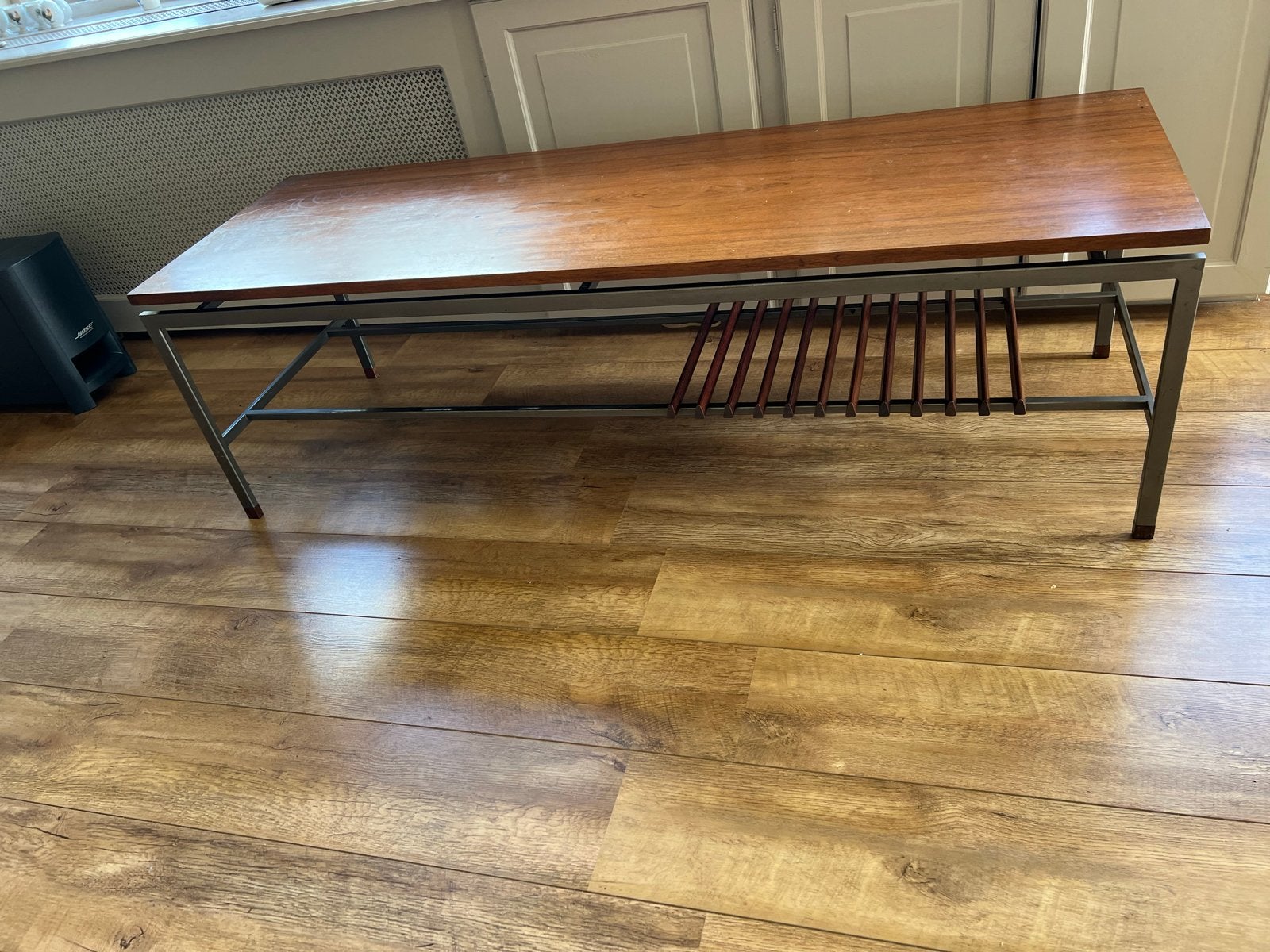 Salontafel/TV-meubel massief teakhouten blad en krantenrek, Ophalen, Gebruikt, Teakhout, 50 tot 100 cm