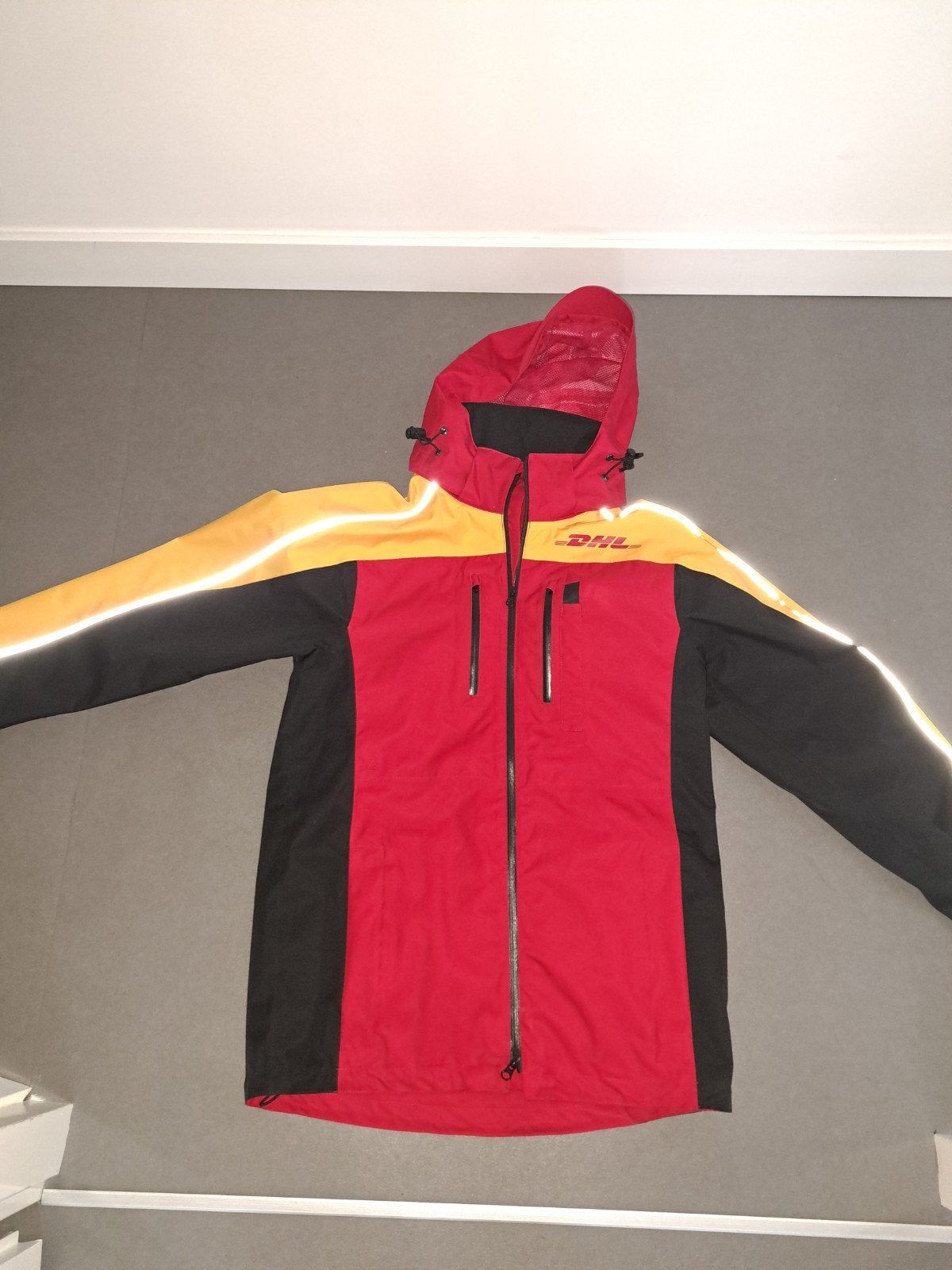 DHL Jas - Maat Regular S, Ophalen of Verzenden, Zo goed als nieuw, Maat 36 (S), Rood