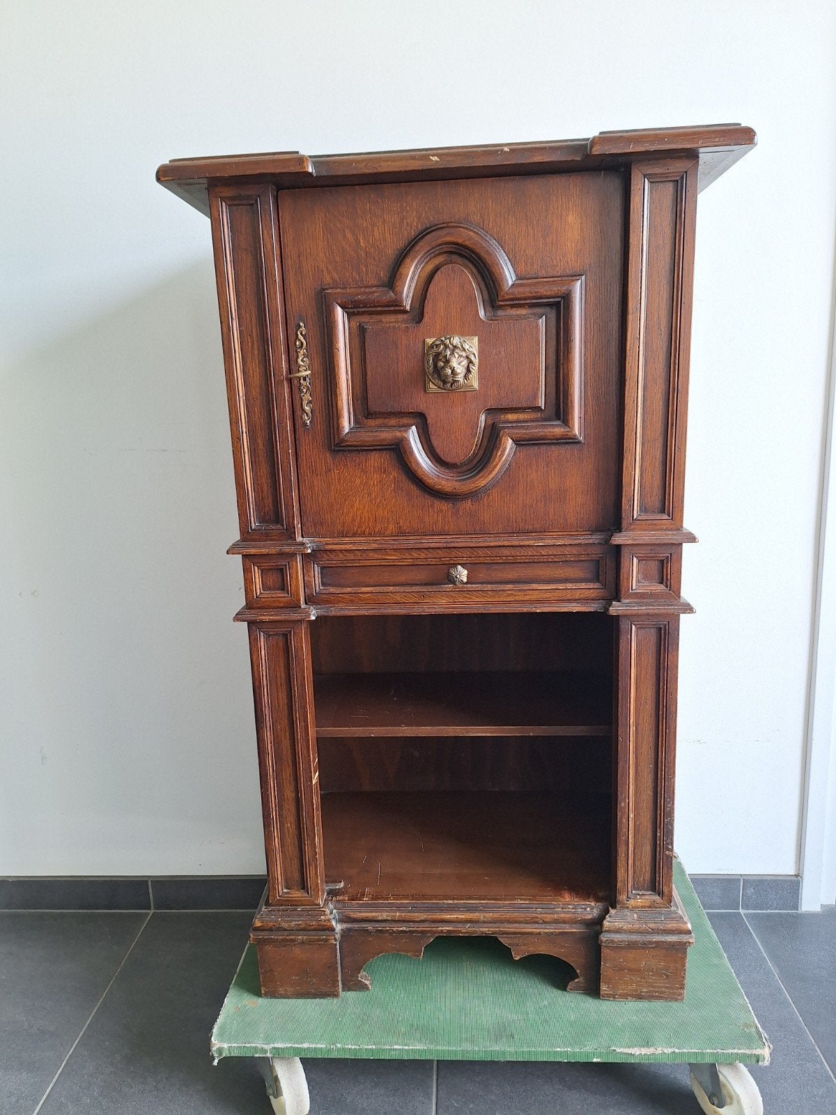 Antieke houten kast met leeuwenkopbeslag, Antiek en Kunst, Ophalen