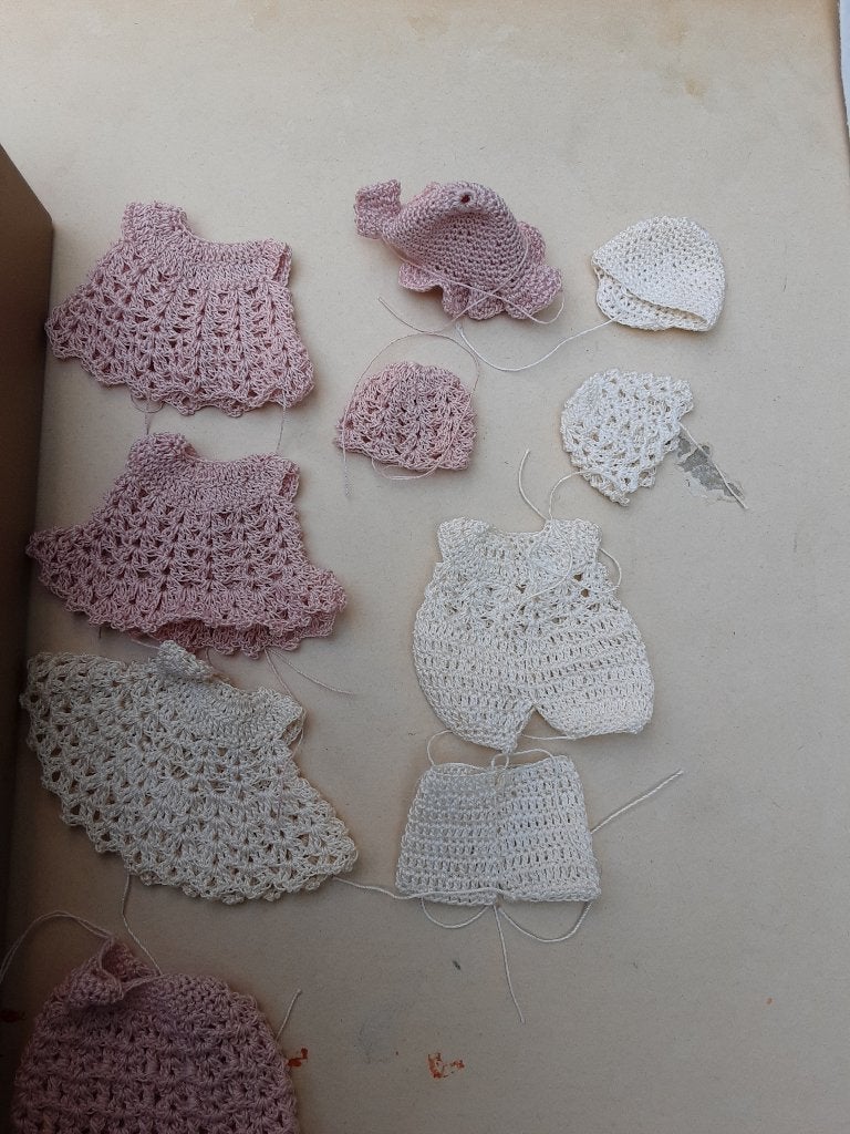 Doosje met poppenkleding niet af, heel dun garen en patronen, Ophalen of Verzenden, Breien of Haken, Wol of Garen
