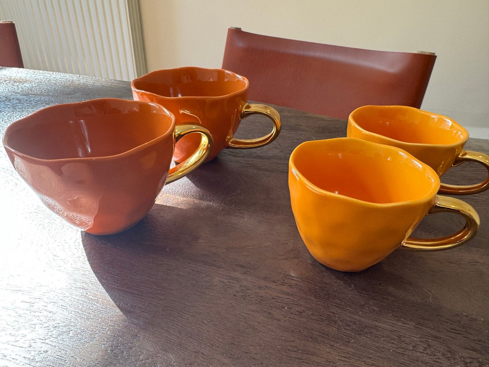 Set van 4 oranje/okergele kopjes met gouden oor, Keramiek, Ophalen of Verzenden, Zo goed als nieuw, Modern