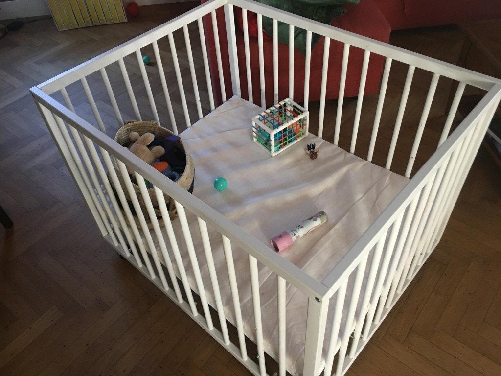 Houten witte verstelbare box op wieltjes, Kinderen en Baby's, Ophalen, Gebruikt, Rechthoekig, In hoogte verstelbaar