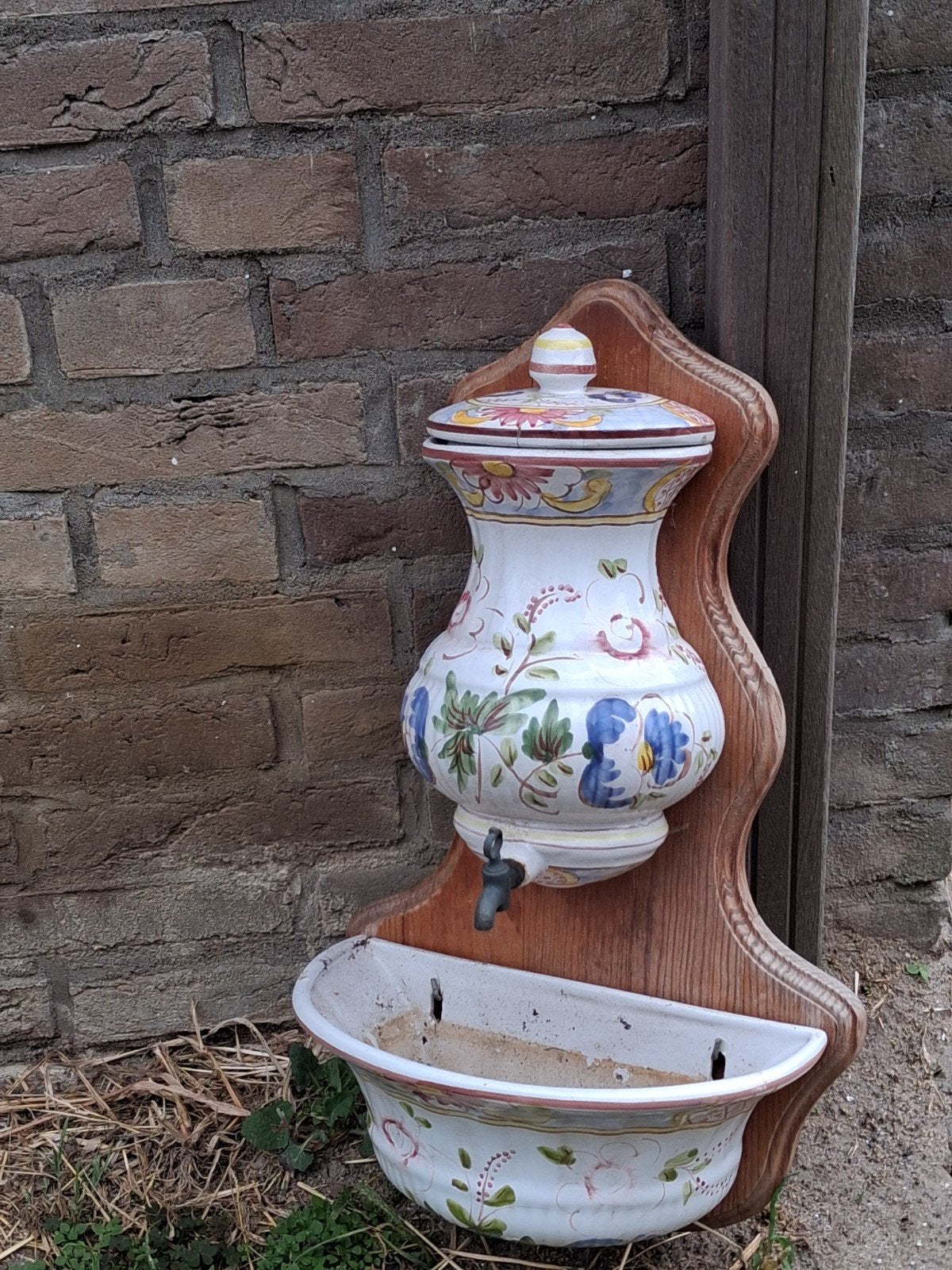 Antieke keramische wandfontein met houten achterplaat, Antiek en Kunst, Ophalen