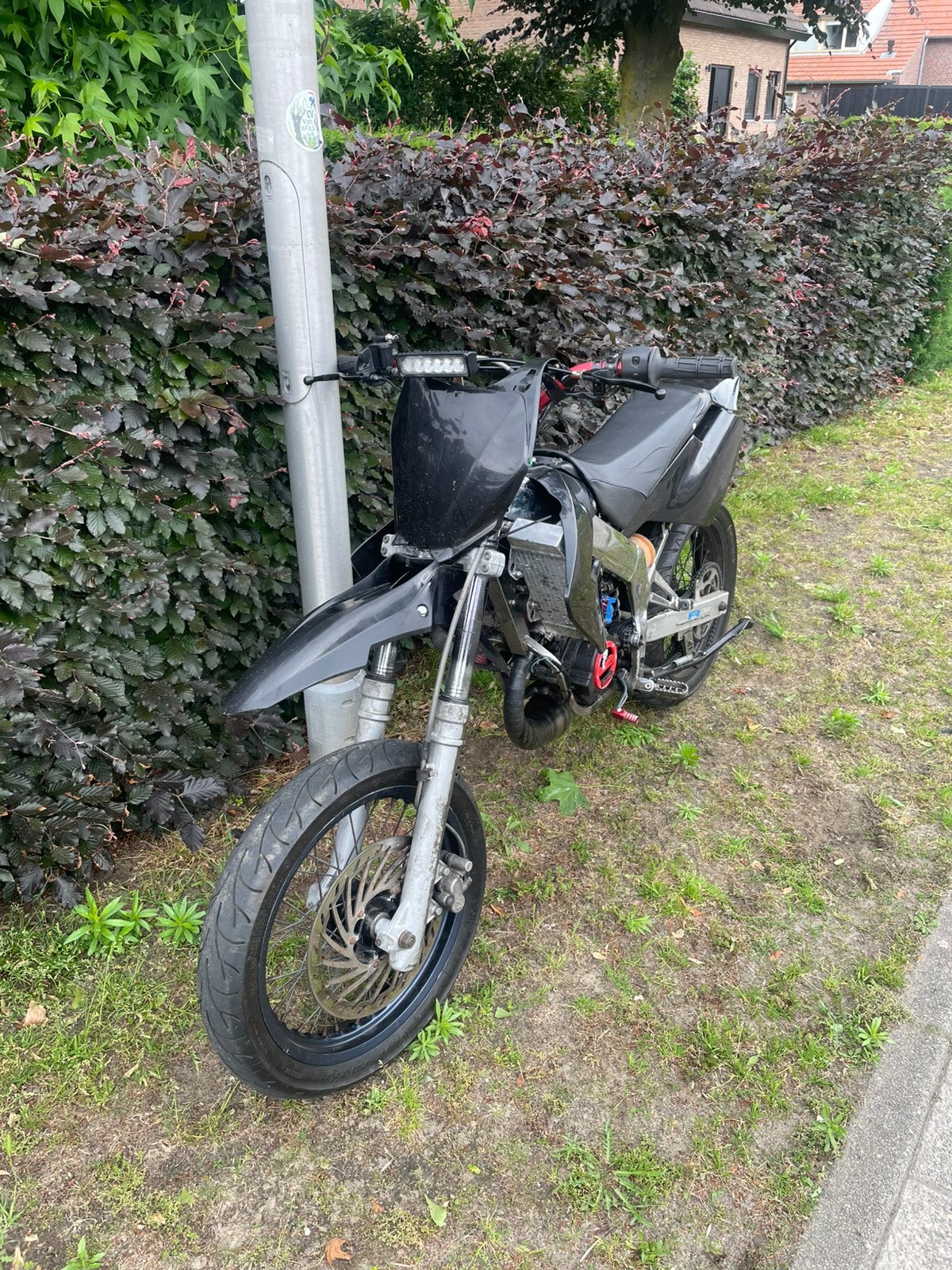 Derbi senda black editon 127/999, Fietsen en Brommers, Brommers | Derbi, Zo goed als nieuw, Ophalen