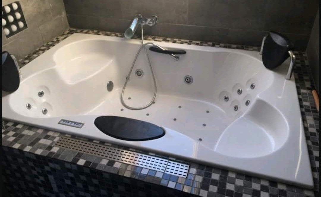 Luxe Riho Thermae Whirlpool bad (190x120) 2-4 pers bubbelbad, Ophalen, Zo goed als nieuw, Met bad