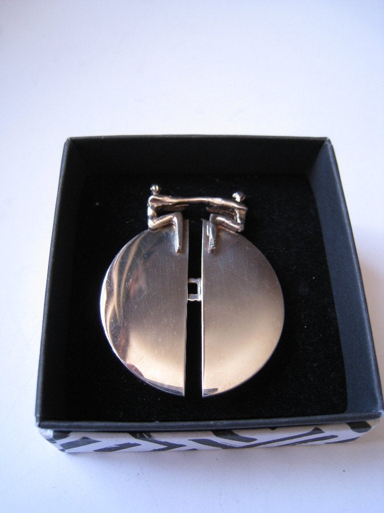 BROCHE VRIENDSCHAP ZEER APART EN ZELDZAAM ., Overige materialen, Verzenden, Minder dan 4 cm, Nieuw