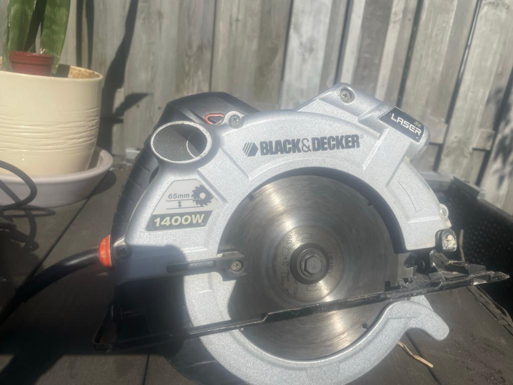 Black & Decker Cirkelzaag 1400W met Laser, Gebruikt, Cirkelzaag, 70 mm of meer, Ophalen of Verzenden