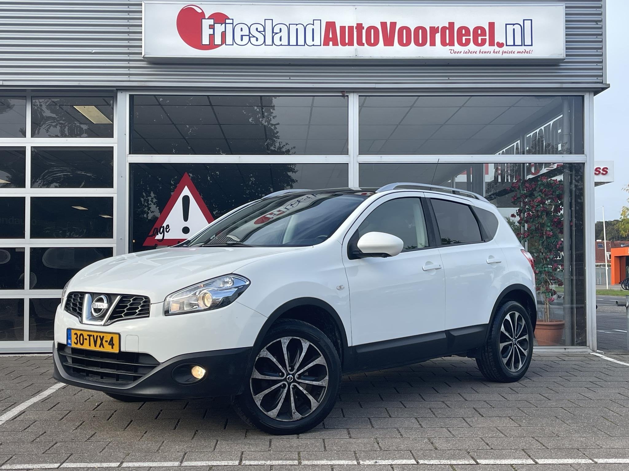 Nissan Qashqai 1.6 Connect Edition /Cruise/Clima/Panodak/Tre, Voorwielaandrijving, Stof, Gebruikt, 1225 kg