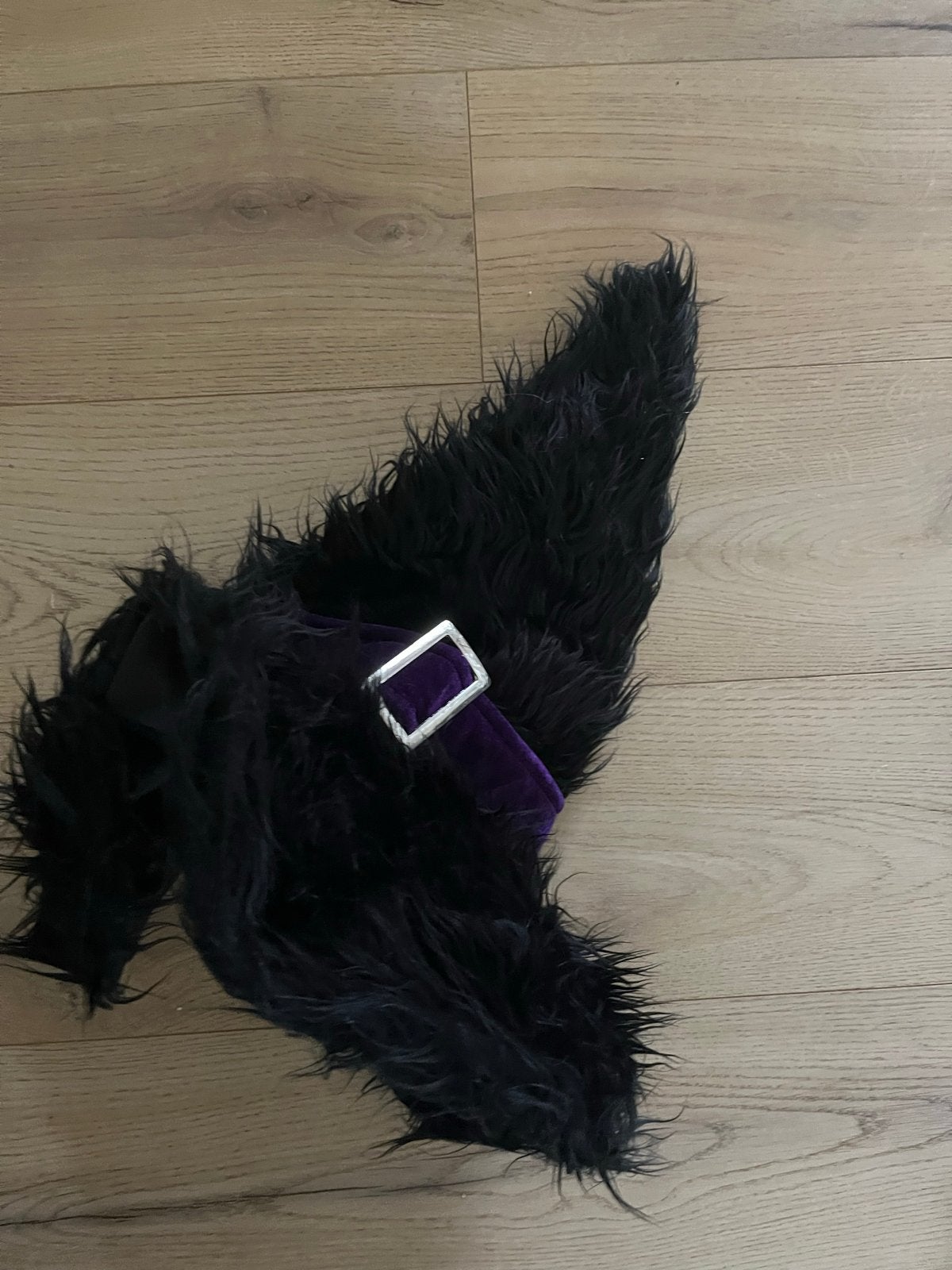 Zwarte pluizige heksenhoed met paarse gesp, Ophalen of Verzenden, Gebruikt, Handschoenen, Hoed of Pet