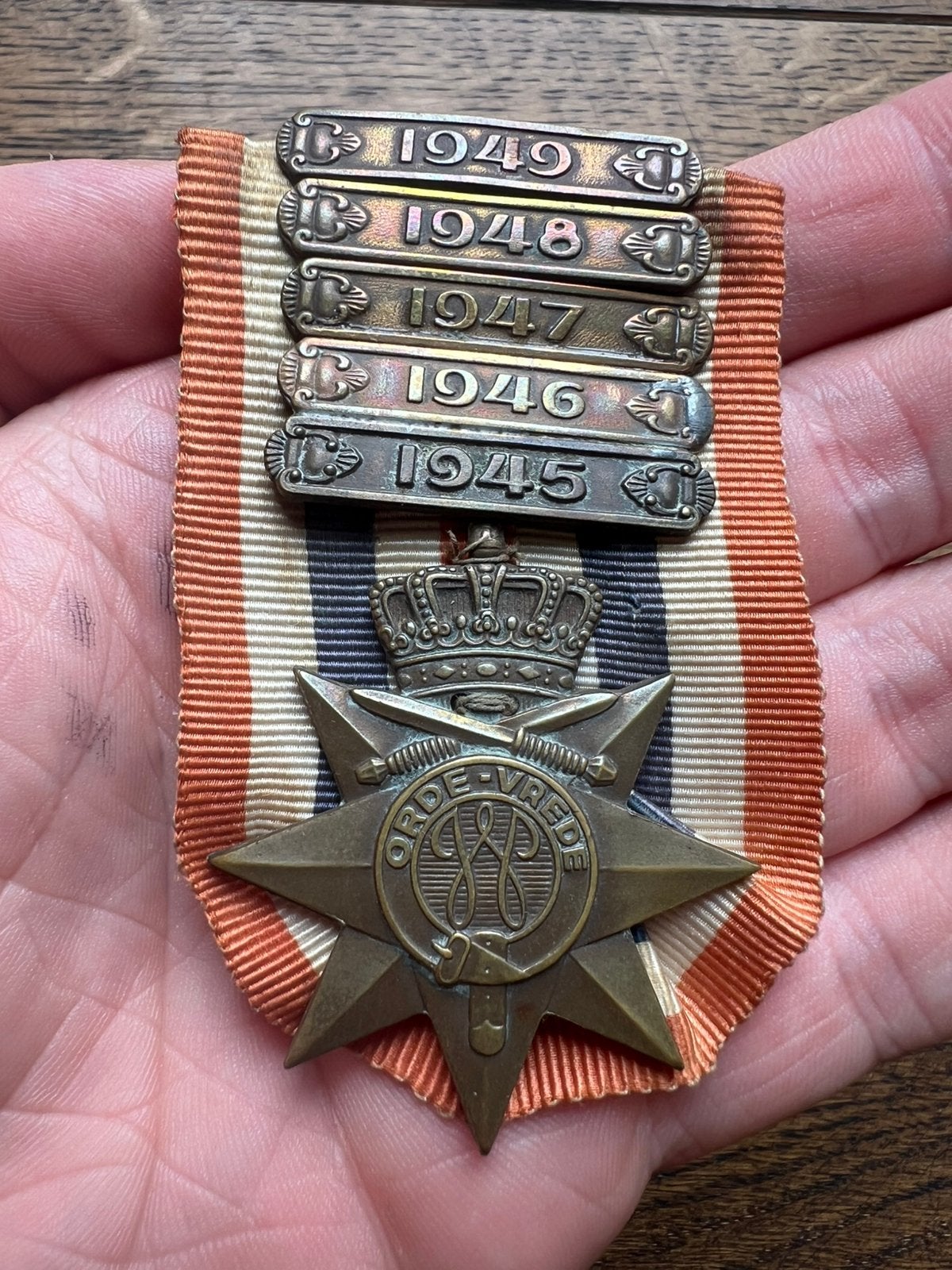 Nederlands medaille KNIL orde vrede 5 gespen! (oa 1945), Verzenden, Lintje, Medaille of Wings, Nederland