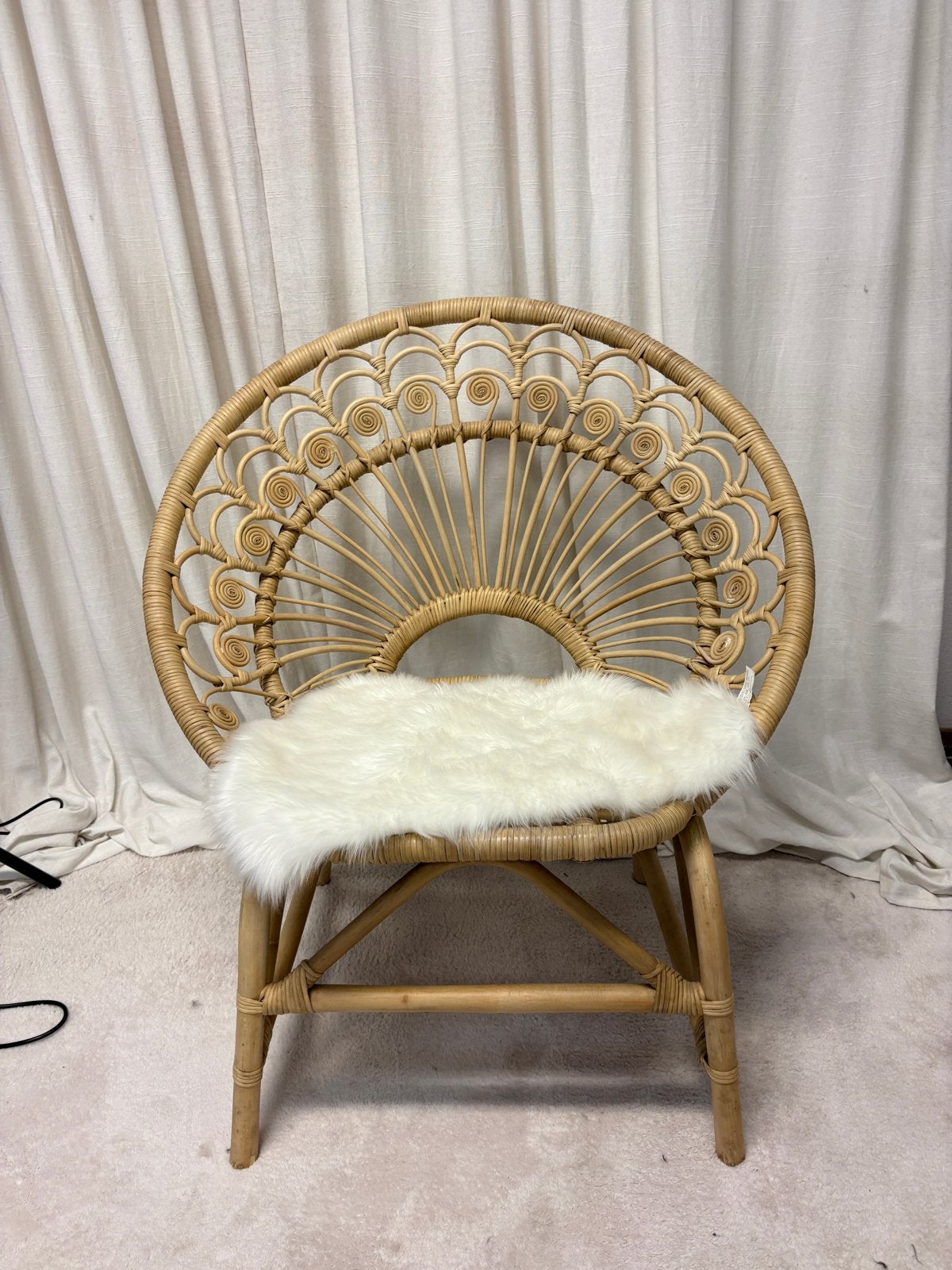 Rotan pauwenstoel met schapenvachtje, Ophalen, Overige kleuren, Riet of Rotan, Zo goed als nieuw
