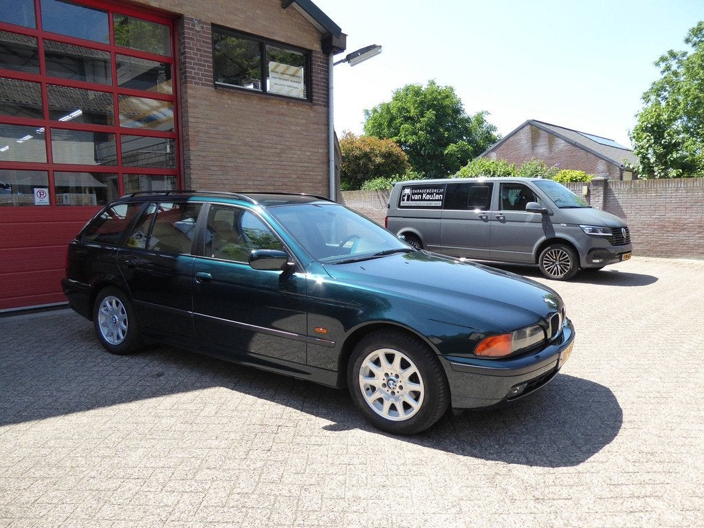 BMW 5-serie Touring 528i Executive, Auto's, BMW, Achterwielaandrijving, Gebruikt, Beige, 2000 kg