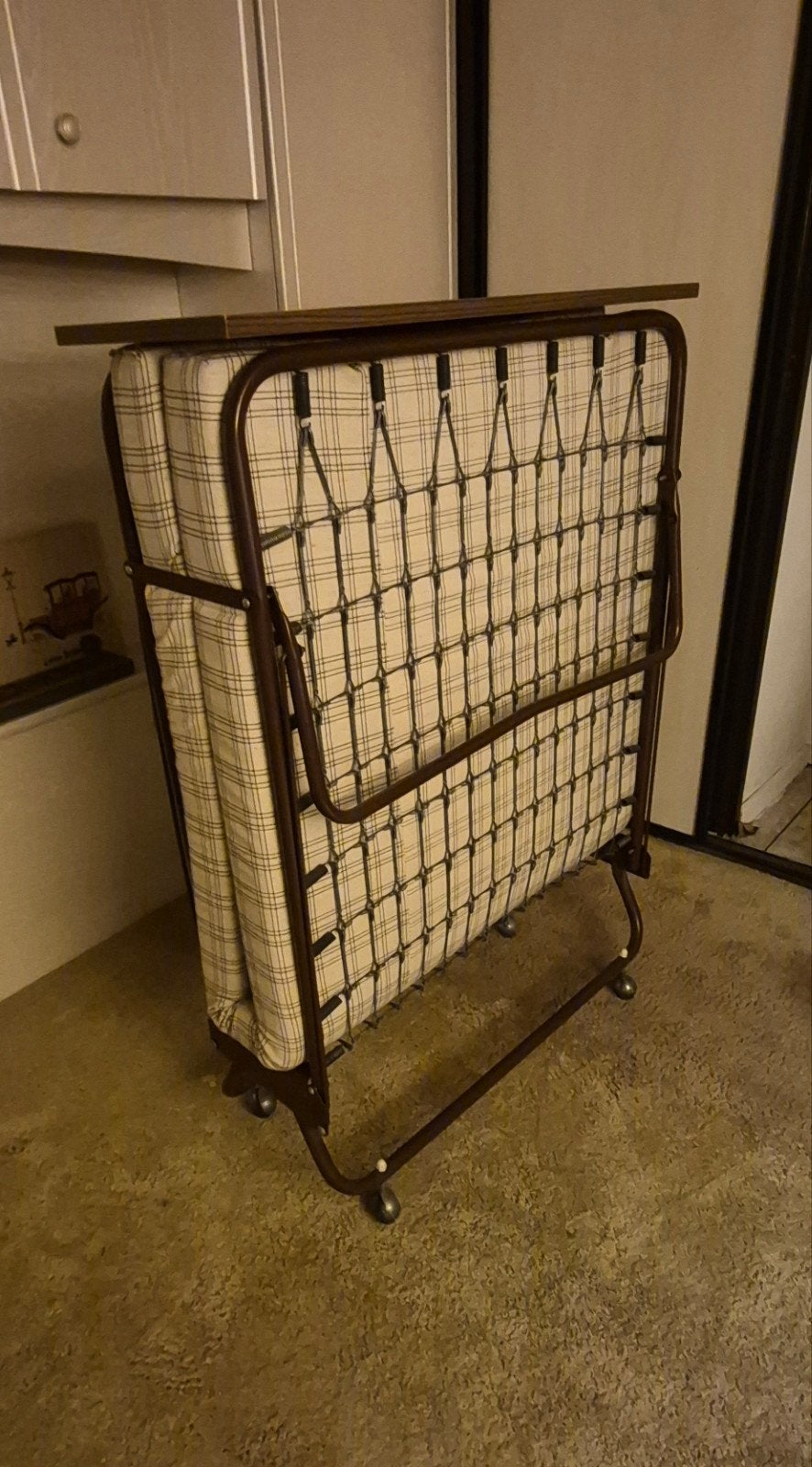 2e hands logeerbed op wielen met metalen bedframe, Huis en Inrichting, Ophalen, Gebruikt, Eenpersoons, Bruin