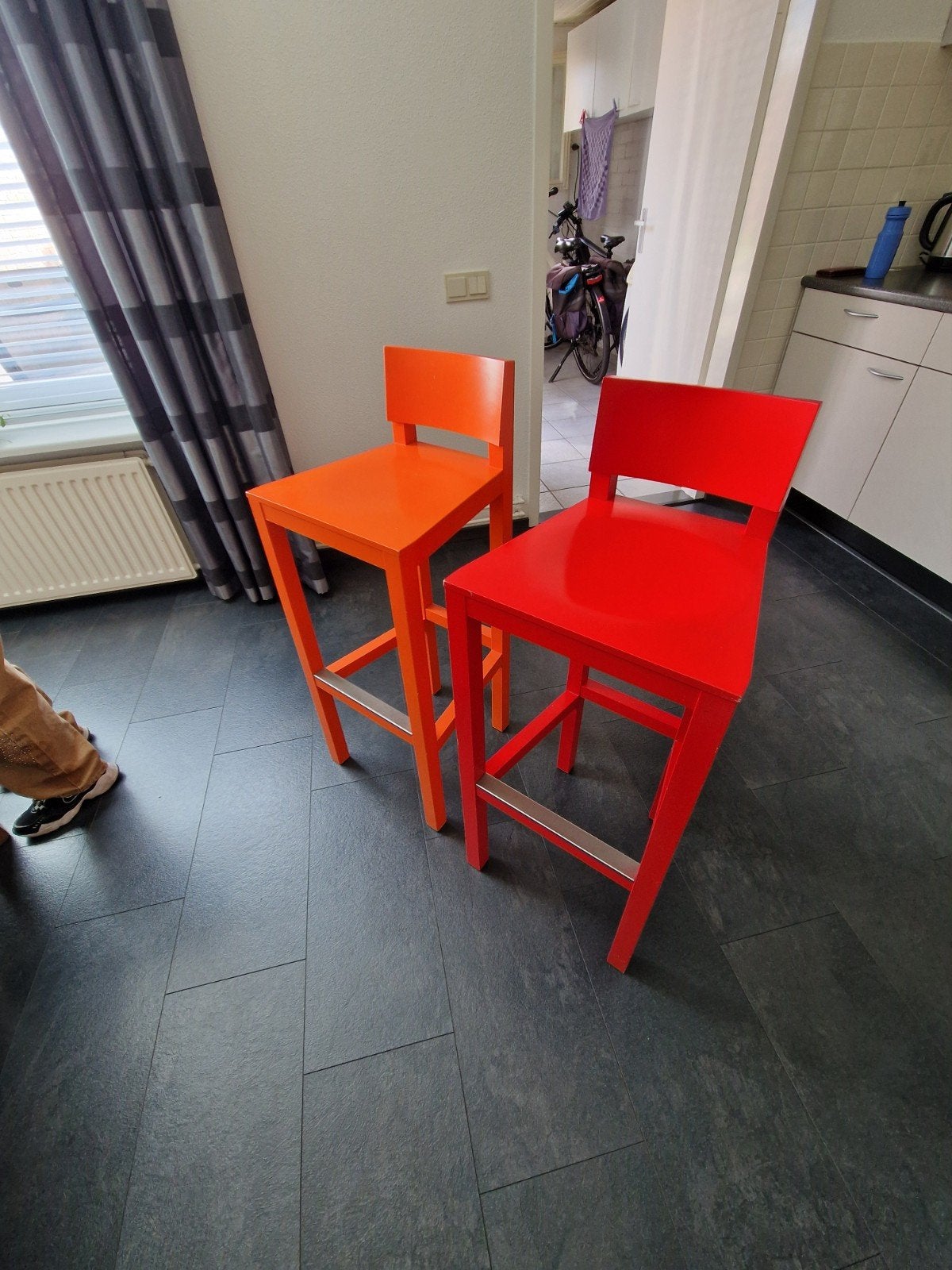 Set van 2 Atelier Van Lieshout barkrukken - Oranje & Rood, Huis en Inrichting, Ophalen, Gebruikt, Met voetsteun, 60 tot 90 cm