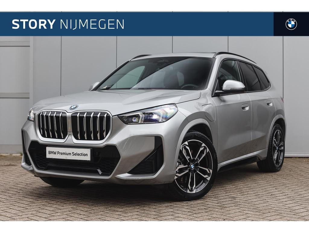 BMW X1 xDrive25e M Sport Automaat / Panoramadak / Trekhaak /, Gebruikt, Bedrijf, Hybride Elektrisch/Benzine, Zilver of Grijs