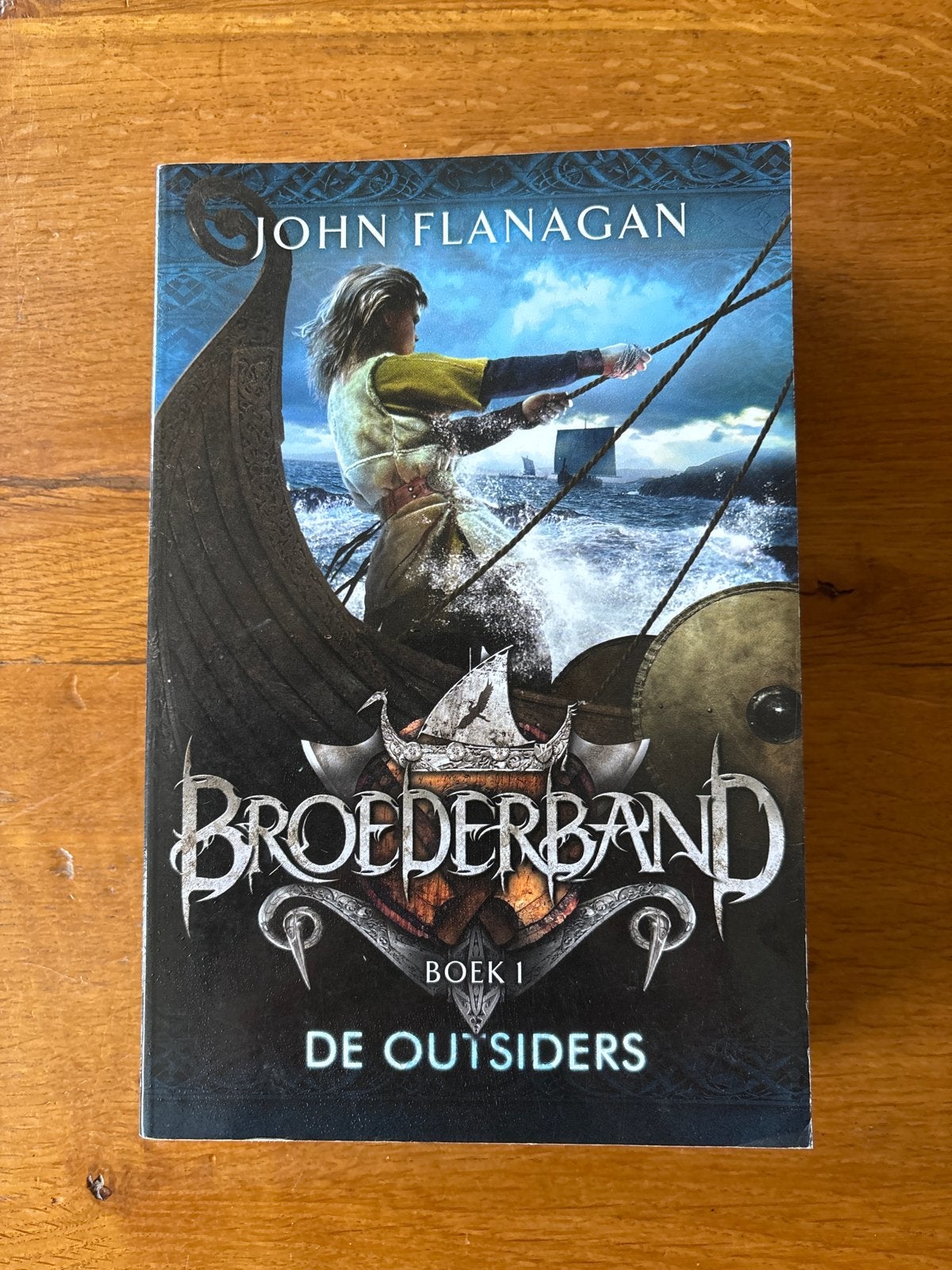 John Flanagan - De outsiders, Ophalen of Verzenden, Zo goed als nieuw, John Flanagan