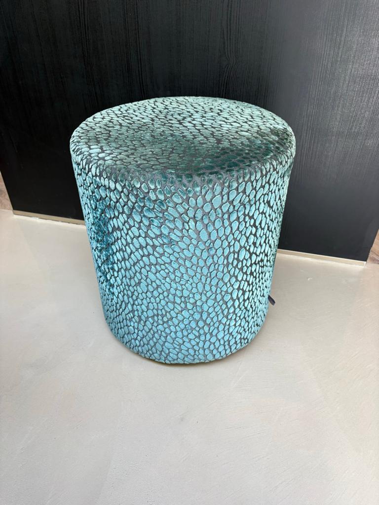 Blauwe Claudi poef - Stijlvolle en comfortabele zitoplossing, Huis en Inrichting, Minder dan 50 cm, Rond, Ophalen of Verzenden