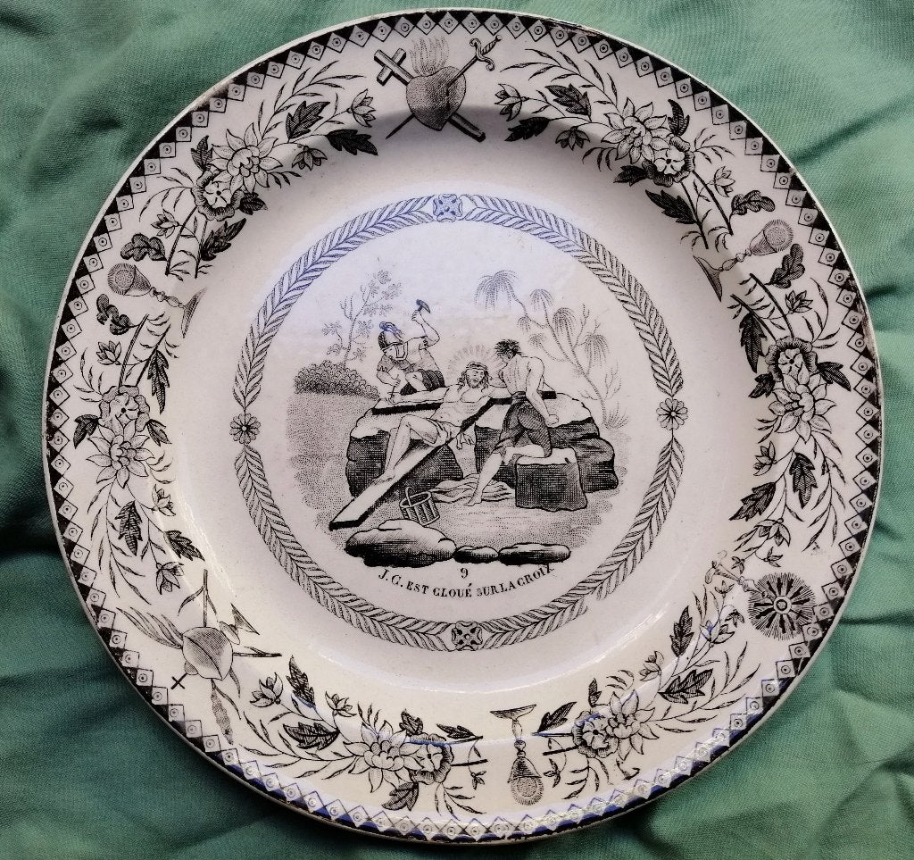 antiek bord Jezus  Kruisiging Creil & Montereau, Antiek en Kunst, Ophalen of Verzenden