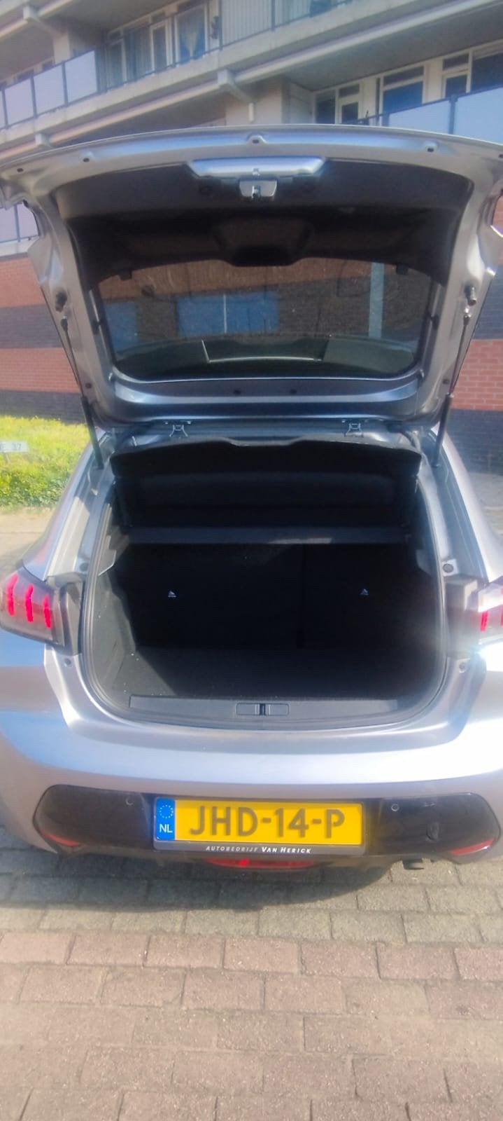 Foto 10 van Peugeot 208 1.2 Puretech 100pk 2023 Grijs