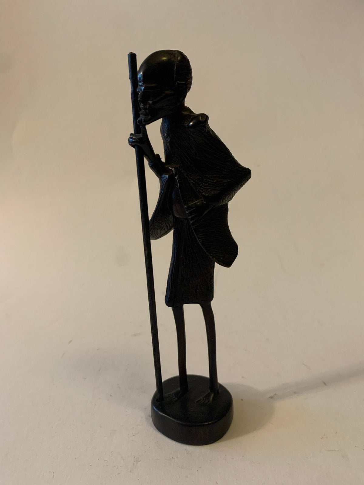 Afrikaans houten beeldje van een man met staf, Minder dan 20 cm, Ophalen of Verzenden, Handgemaakt, Zwart