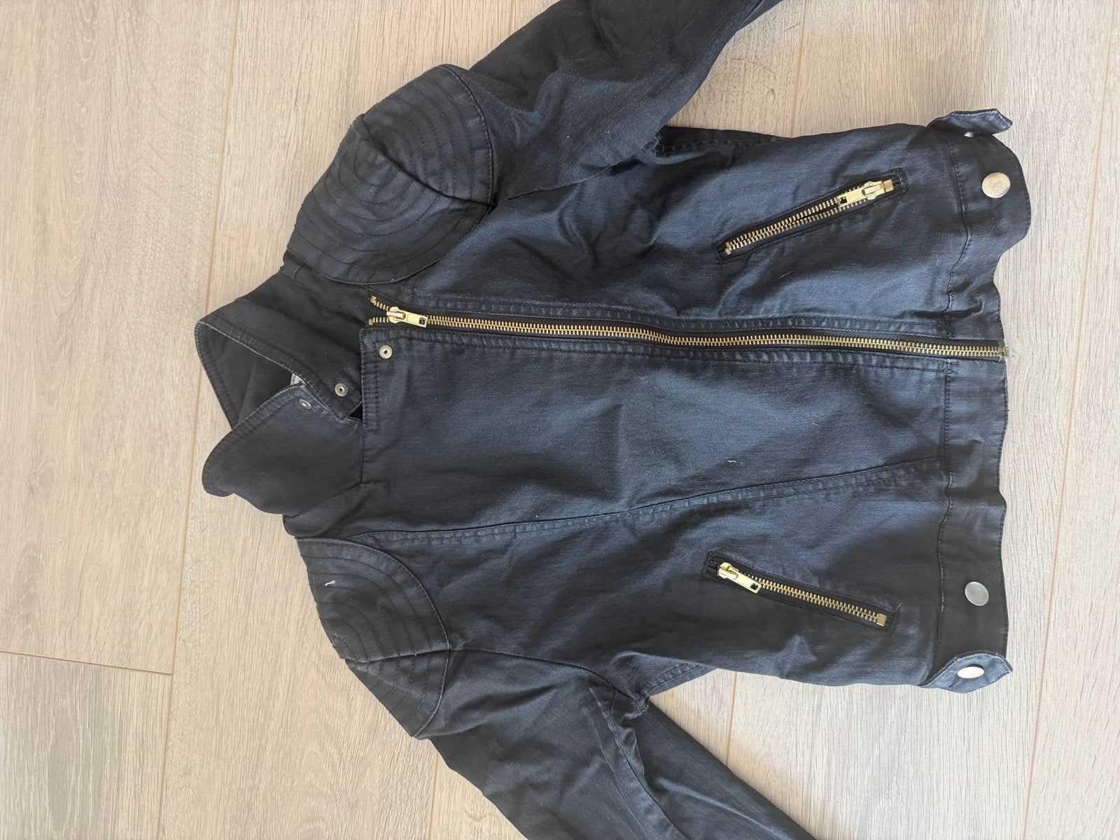 Stoere zwarte spijkerjas van H&M in maat 34, Ophalen of Verzenden, Gedragen, Maat 34 (XS) of kleiner, Zwart