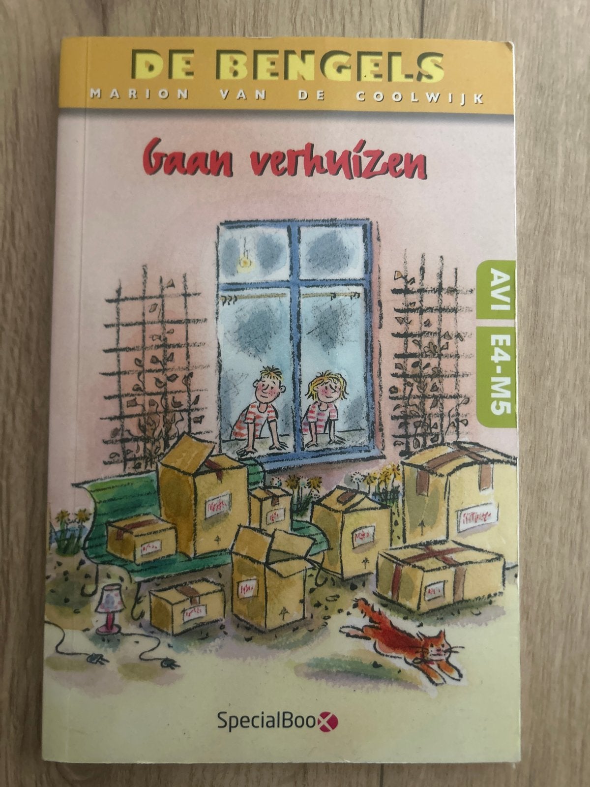 De Bengels Gaan Verhuizen - Marion van de Coolwijk, Ophalen of Verzenden, Zo goed als nieuw, Fictie algemeen