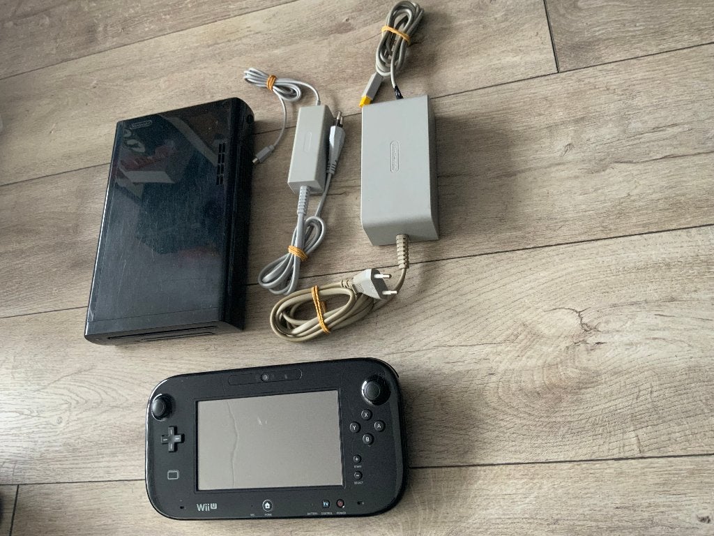 Complete Wii-U set Zwart 32GB, Spelcomputers en Games, Ophalen of Verzenden, Zo goed als nieuw, Met 1 controller, Met harde schijf