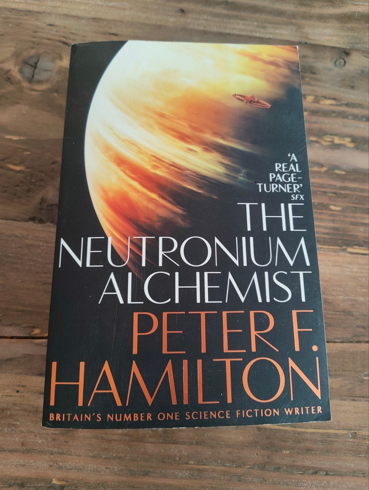 Peter F. Hamilton - The Neutronium Alchemist, Boeken, Ophalen of Verzenden, Zo goed als nieuw, Peter F. Hamilton