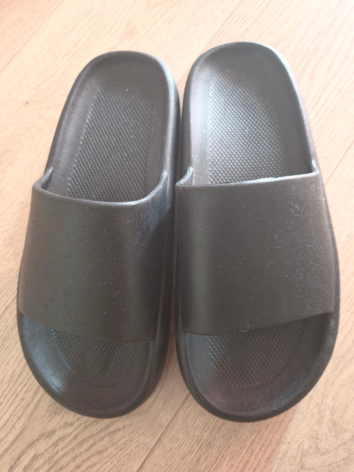 Slippers, Ophalen of Verzenden, Zo goed als nieuw, Zwart