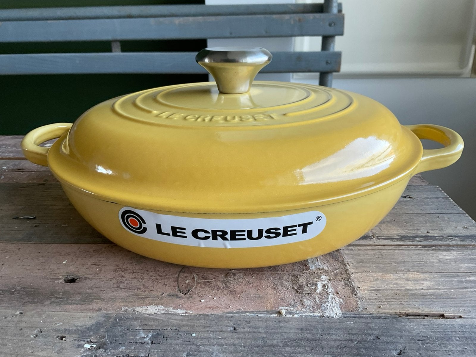 Le Creuset 26 cm campagnard, camomille geel, nieuw, Huis en Inrichting, Keuken | Potten en Pannen, Nieuw, Le Creuset, Ophalen of Verzenden