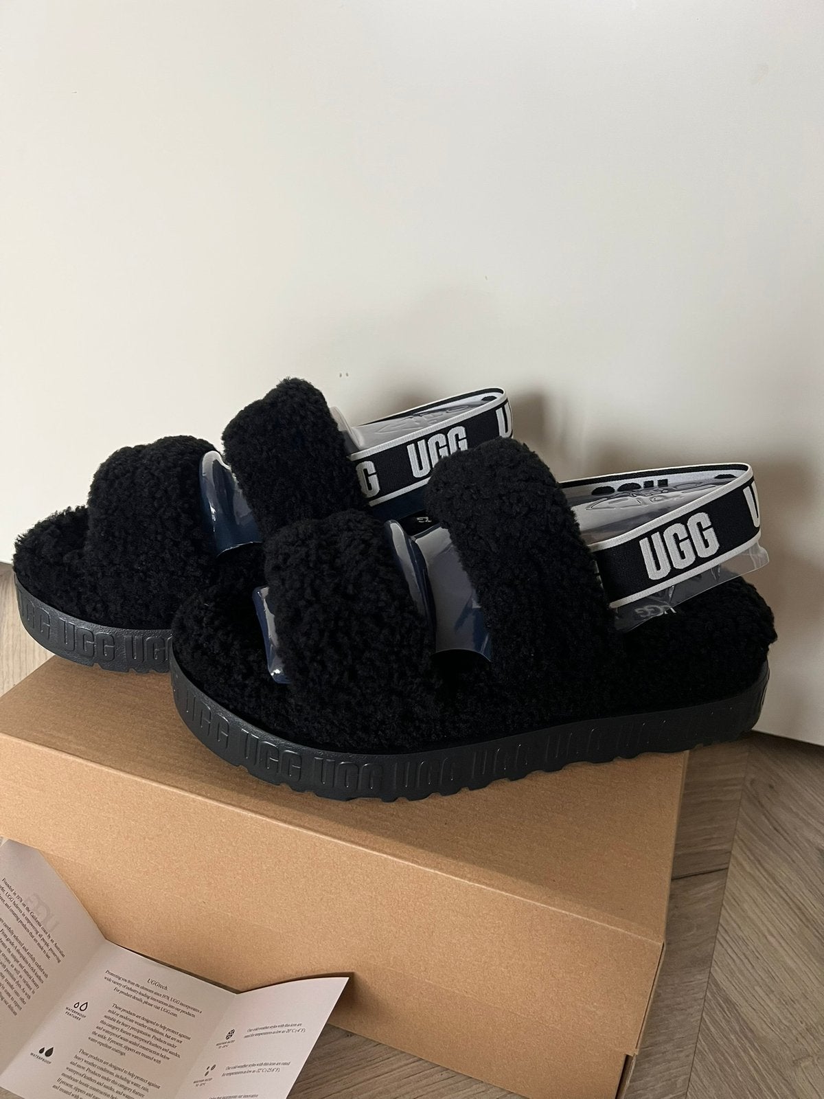 Splinternieuwe UGG Oh Fluffita in maat 41, Zwart, Nieuw, Ophalen, Slippers
