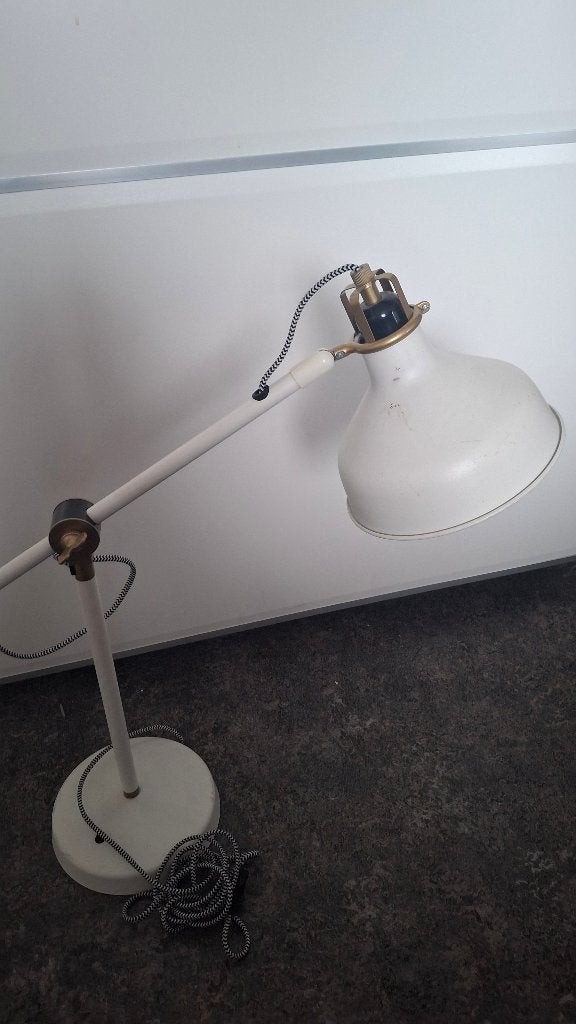 Witte verstelbare tafellamp  van IKEA, Bureaulamp, Gebruikt, Met stekker, Wit