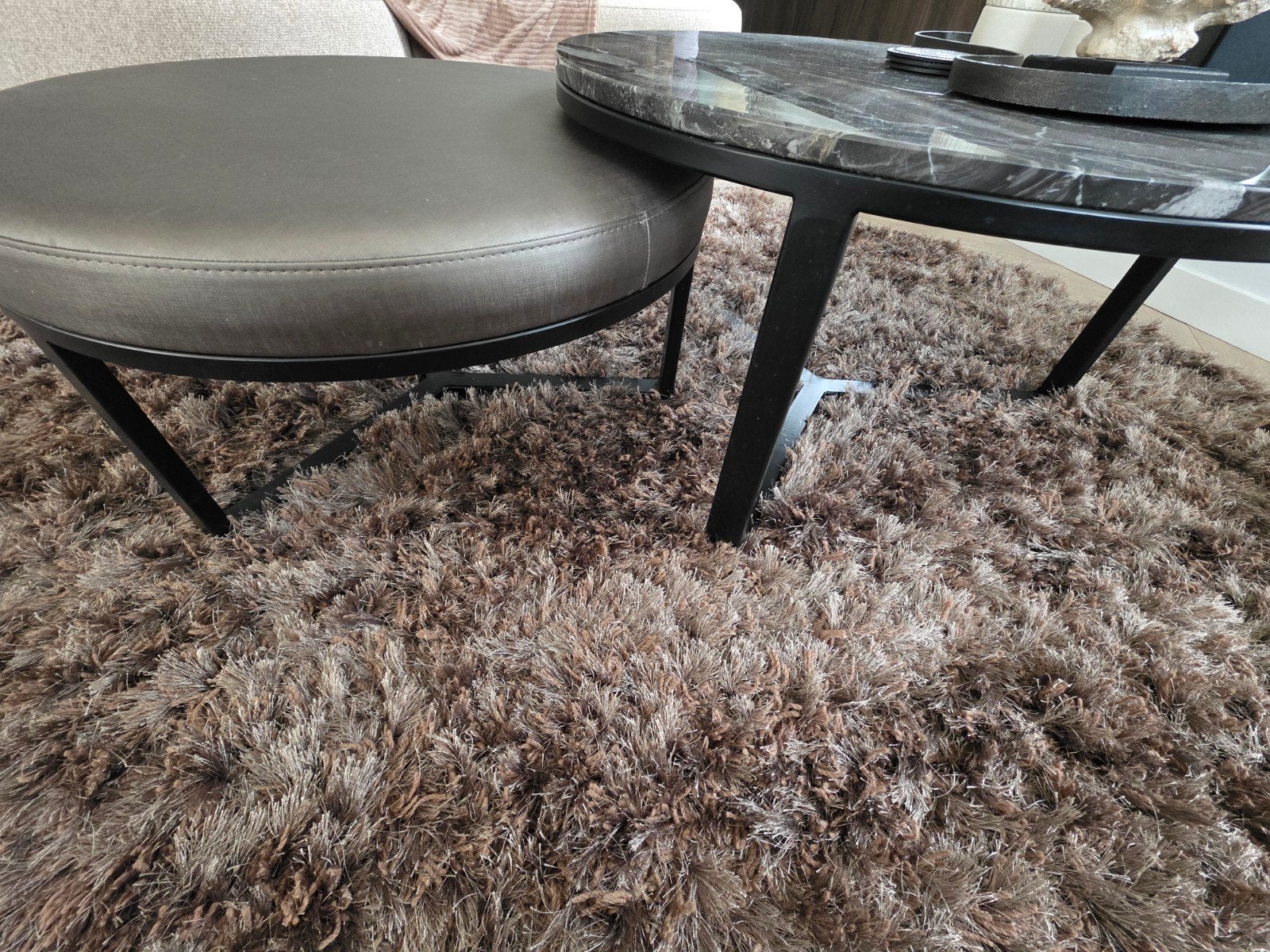 Set van 2 ronde tafels: marmer en skai leder, taupe/grijs, Ophalen, Gebruikt, 50 tot 100 cm, Overige materialen