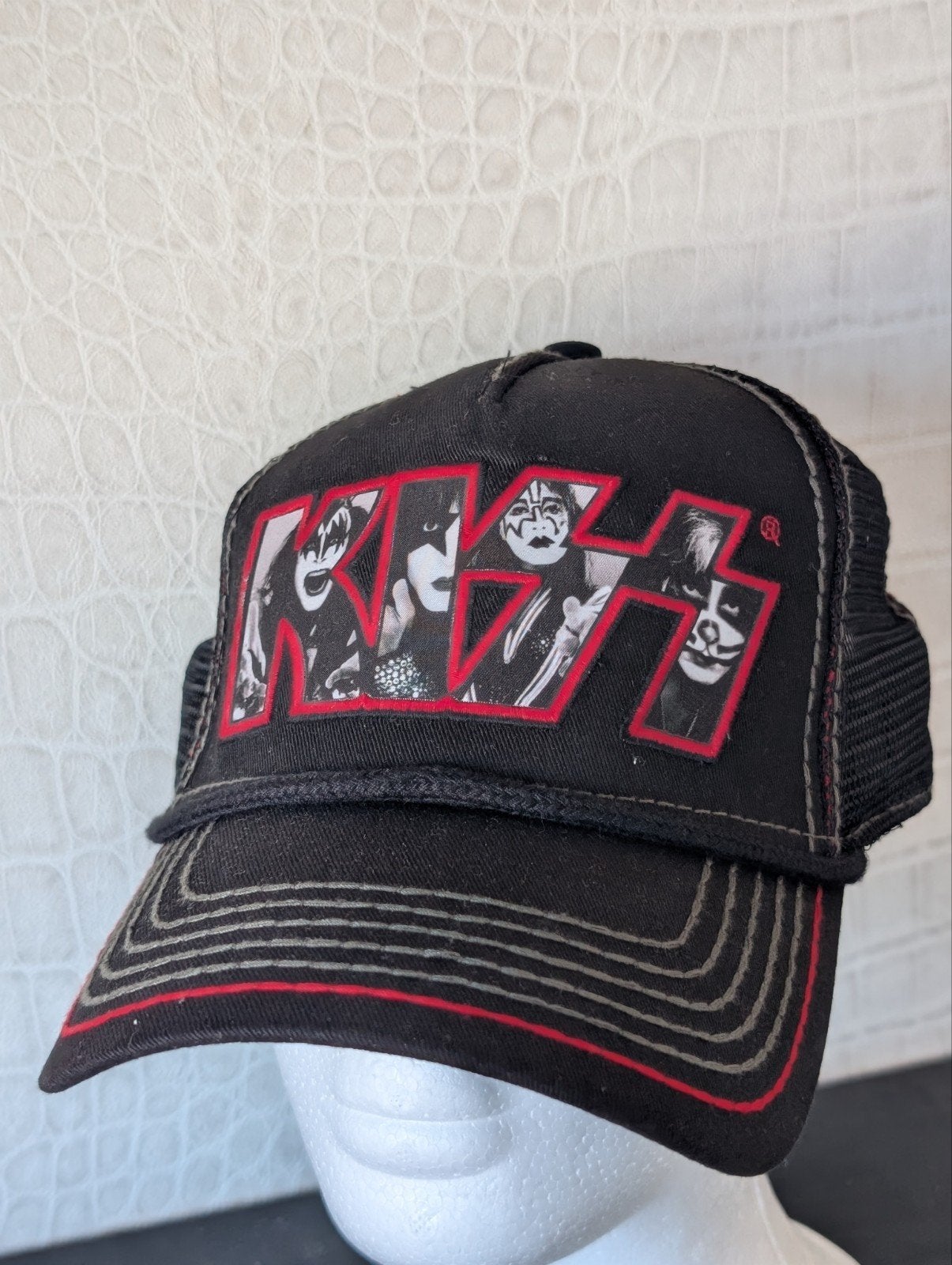 KISS Trucker Cap - Zwart met Rood Logo, Verzenden, One size fits all, KISS, Pet