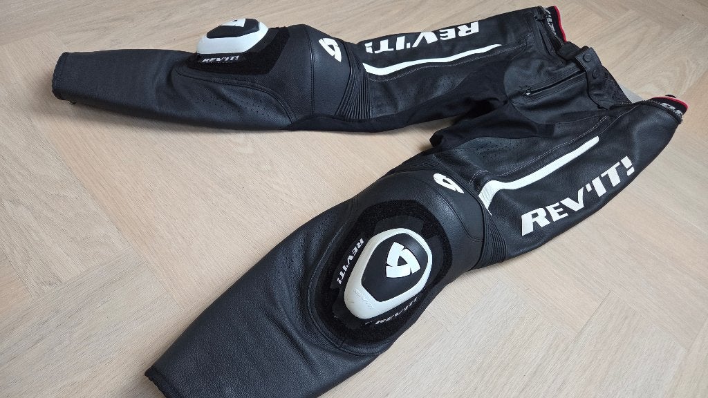 REV'IT! leren sport/racebroek maat 52 - nieuwstaat, Motoren, Kleding | Motorkleding, REV'IT!, Broek | leer, Heren, Ophalen of Verzenden