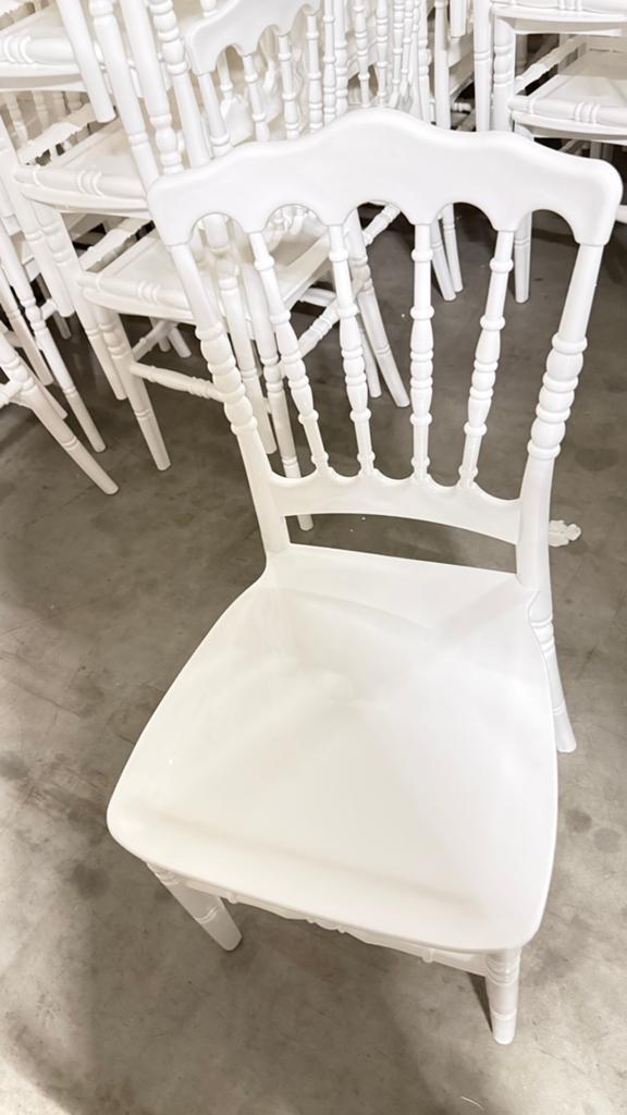 Te koop 50 stuks nieuwe witte Napoleon stoelen, Ophalen of Verzenden, Gebruikt, Complete inventaris
