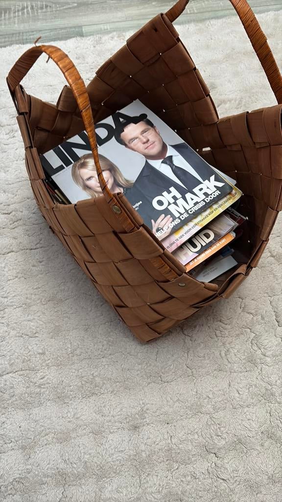Mand bananenblad met stapel tijdschriften, Ophalen, Zo goed als nieuw, Rechthoekig, Overige materialen