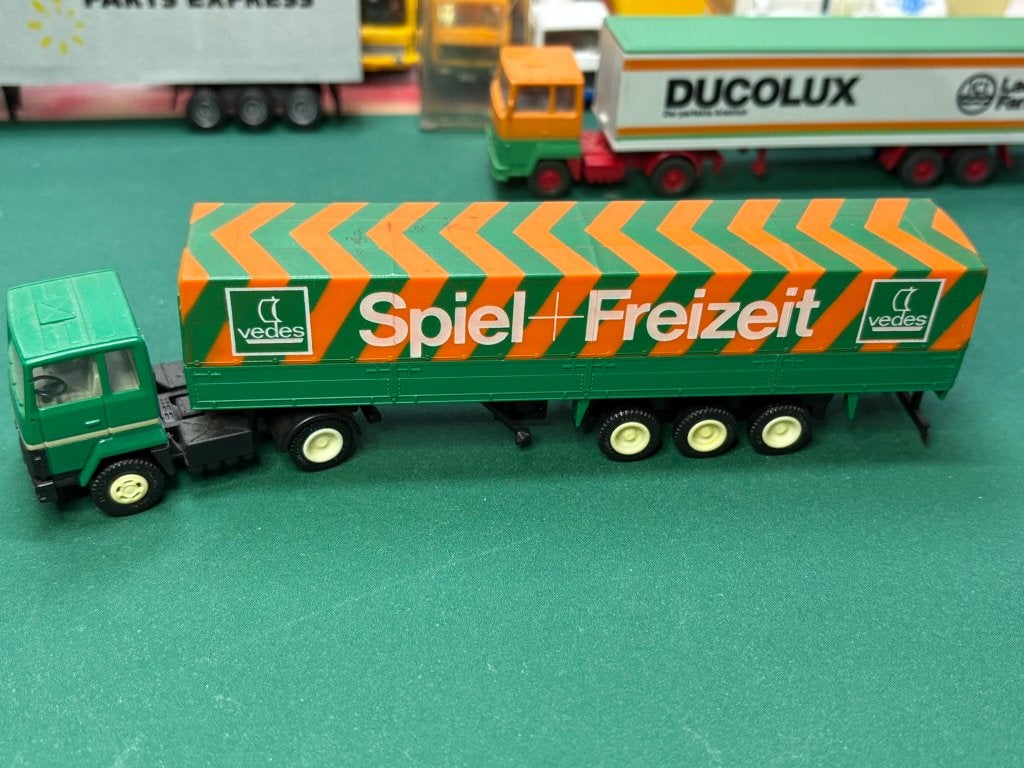 Herpa Ford trekker met zeil oplegger Vedes IMG6996/7/8, Ophalen of Verzenden, Zo goed als nieuw, Bus of Vrachtwagen, Herpa