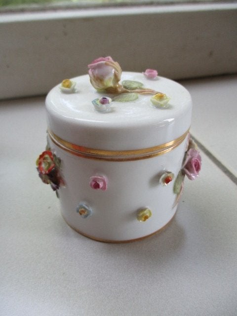 Meissen porselein, potje met roosjes in relief, Ophalen of Verzenden