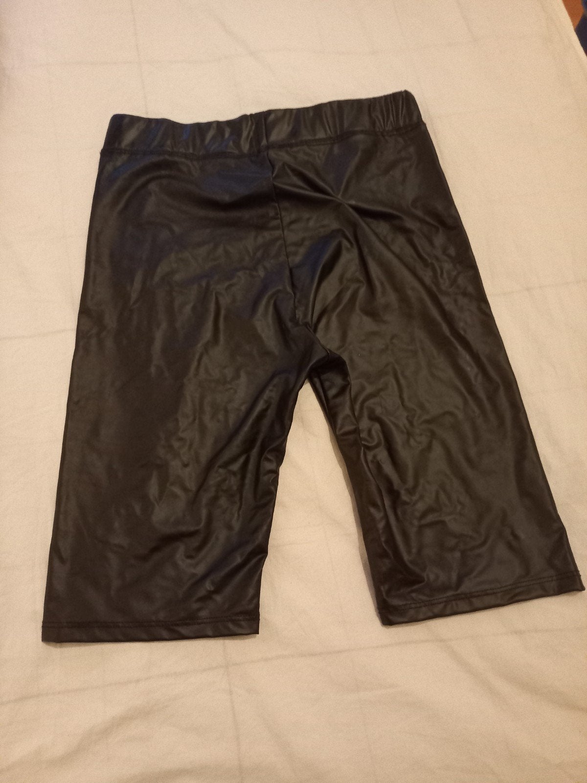 Bershka Faux Leren Korte Broek shorts  Maat M, Maat 38/40 (M), Kort, Verzenden, Zwart
