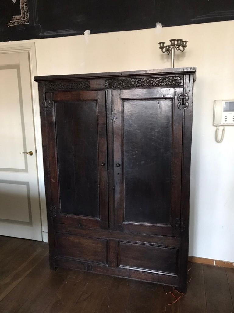 Oude eiken kast,  ruim 300 jaar oud, Ophalen