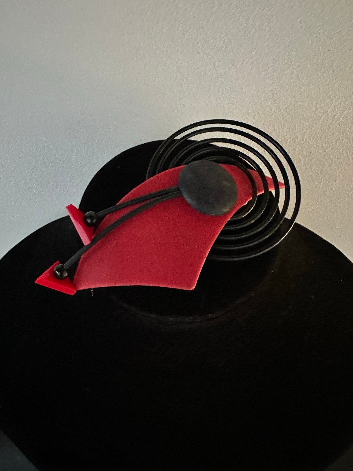 Unieke Rode Haarclip met Zwarte Spiraal Design, Overige materialen, Ophalen of Verzenden, Zo goed als nieuw, Rood