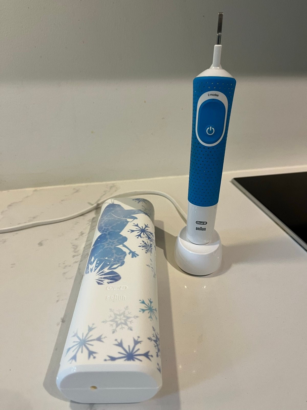 Oral B elektrische tandenborstel met reisetui, Ophalen of Verzenden, Gebruikt, Mondverzorging
