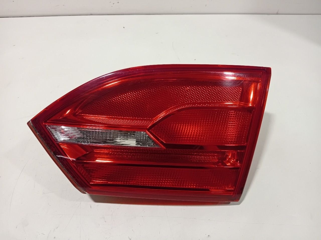Achterlicht kofferdeksel achterklep rechts Volkswagen Jetta, Onderdelen@venauto.nl, Van der Ven Autorecycling B.V., Gebruikt, Ettenseweg 76, 4706 PB Roosendaal, The Netherlands
