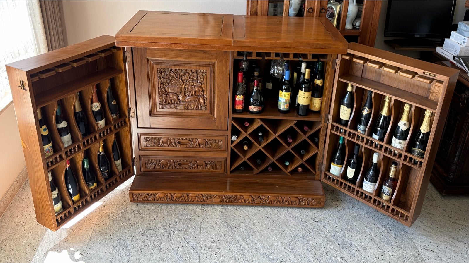 Prachtige handgesneden houten wijnkast/bar, Ophalen, Zo goed als nieuw, 25 flessen of meer, 75 – 100