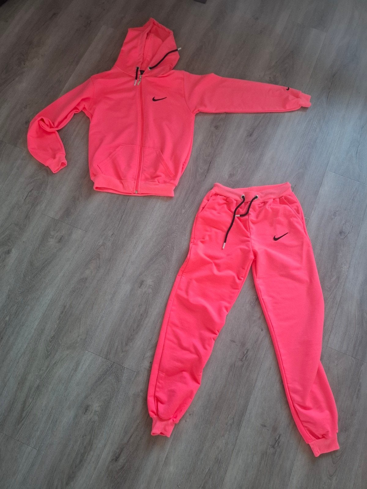 NIKE meisjes neon vest met broek maat 158/164 trainingspak, Ophalen of Verzenden, Zo goed als nieuw, Nike, Meisje
